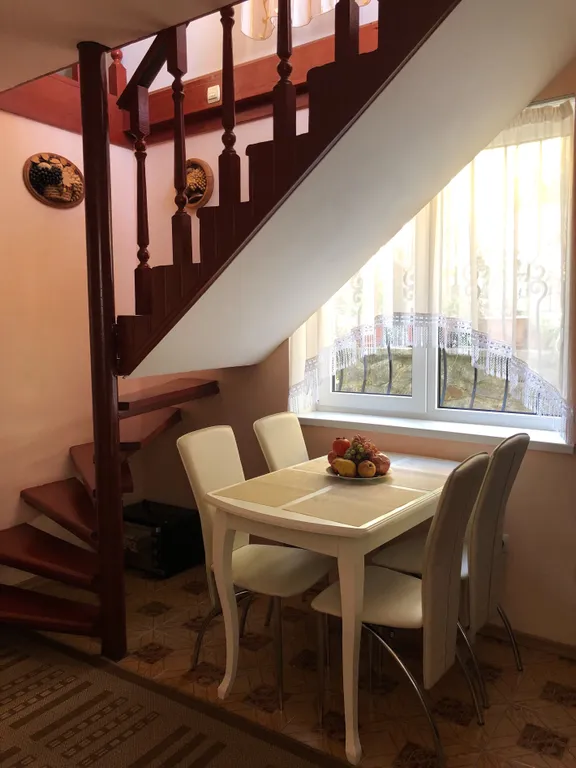 Двухэтажный дом с шикарным уютным двором в самом центре