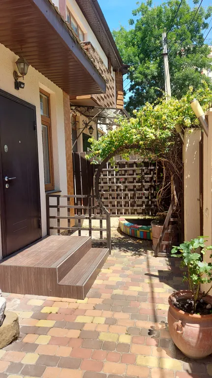 Коттедж Отдельный двухэтажный дом с уютным двором — Геленджик