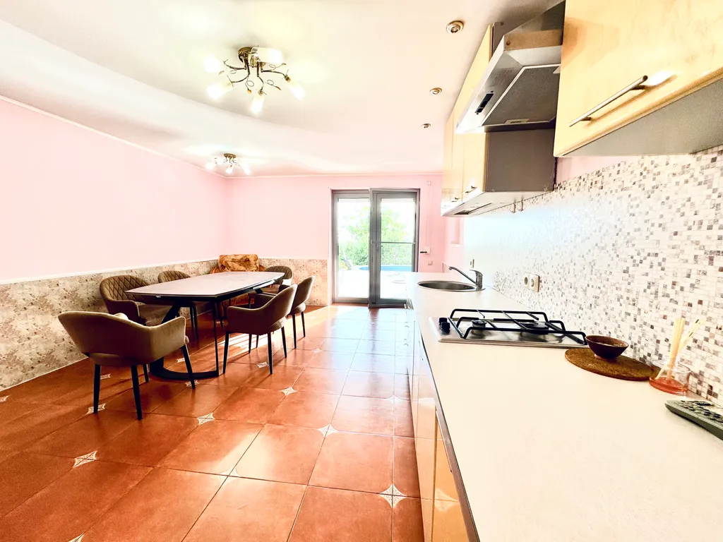 Дом с бассейном