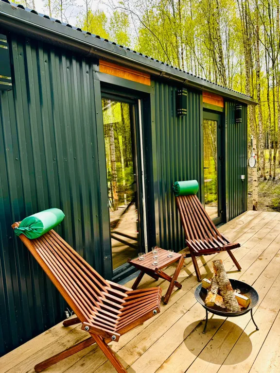 Дом с пятнистыми оленями и кроликами в лесу