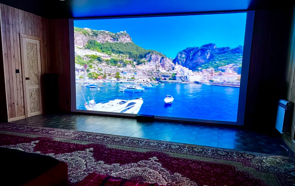 Дом с баней, садом, кинотеатром и парковкой на закрытой территории