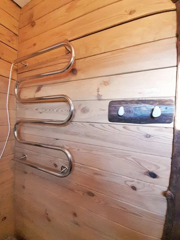 Теплый деревянный дом у воды