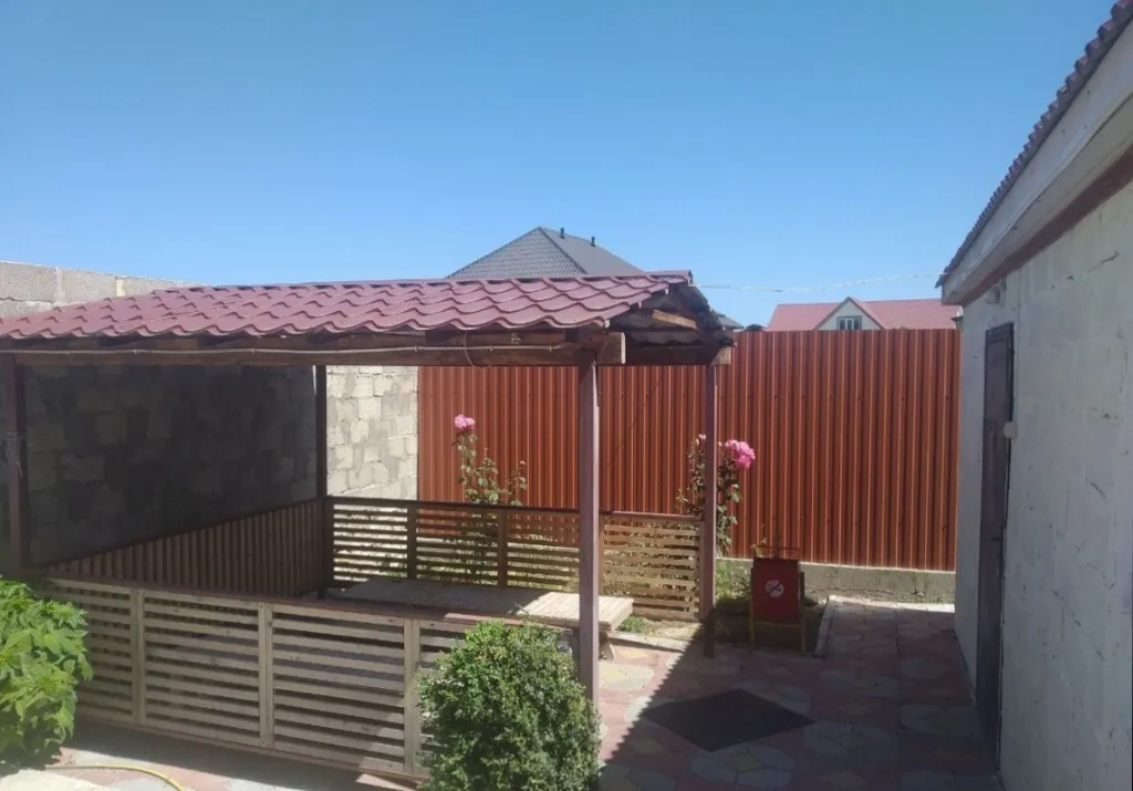 Двухэтажная дача с бассейном