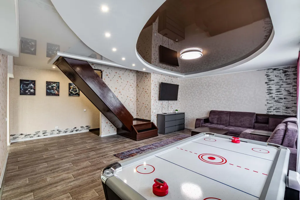 Уютная двухуровневая квартира с джакузи и аэрохоккем