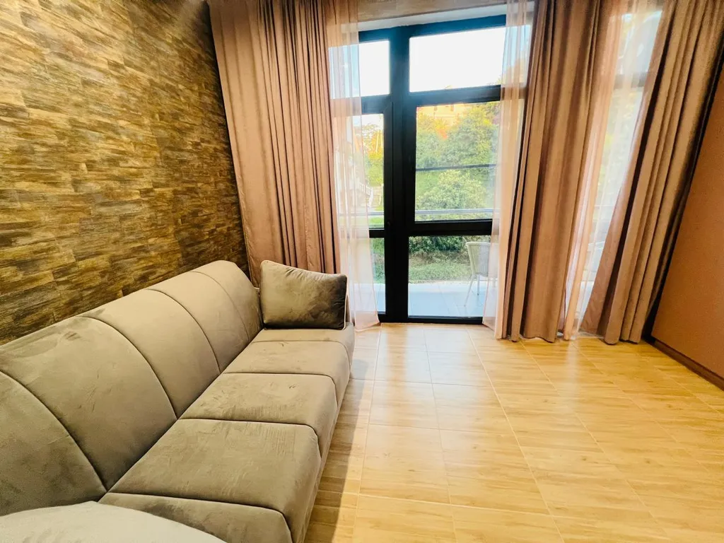 Студия с балконом и бассейном на территории