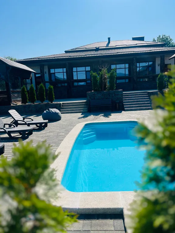 Номер люкс с видом на горы и всегда теплым бассейном