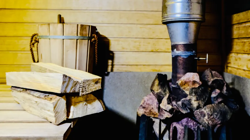 Уютный дом на берегу реки у водопада