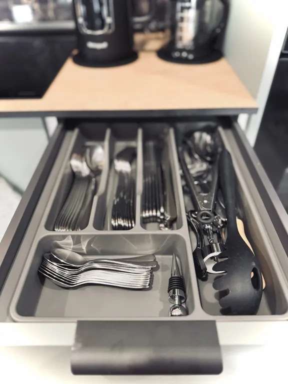 Дом у реки в сосновом лесу