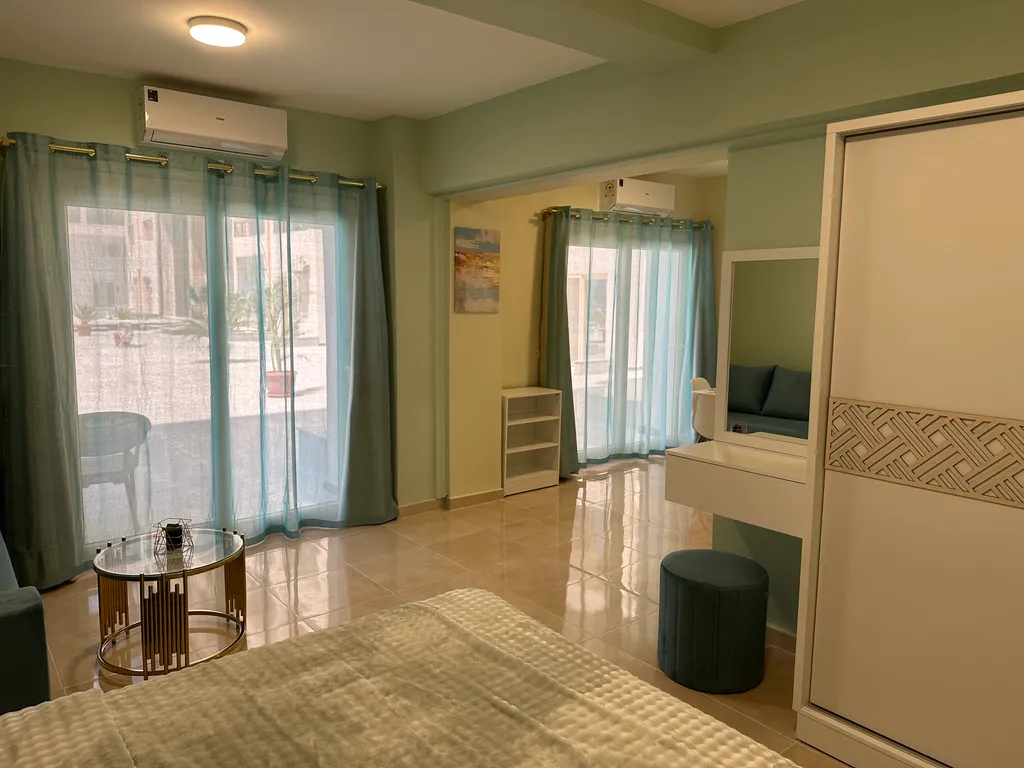 Апартаменты с личным пляжем и бассейном