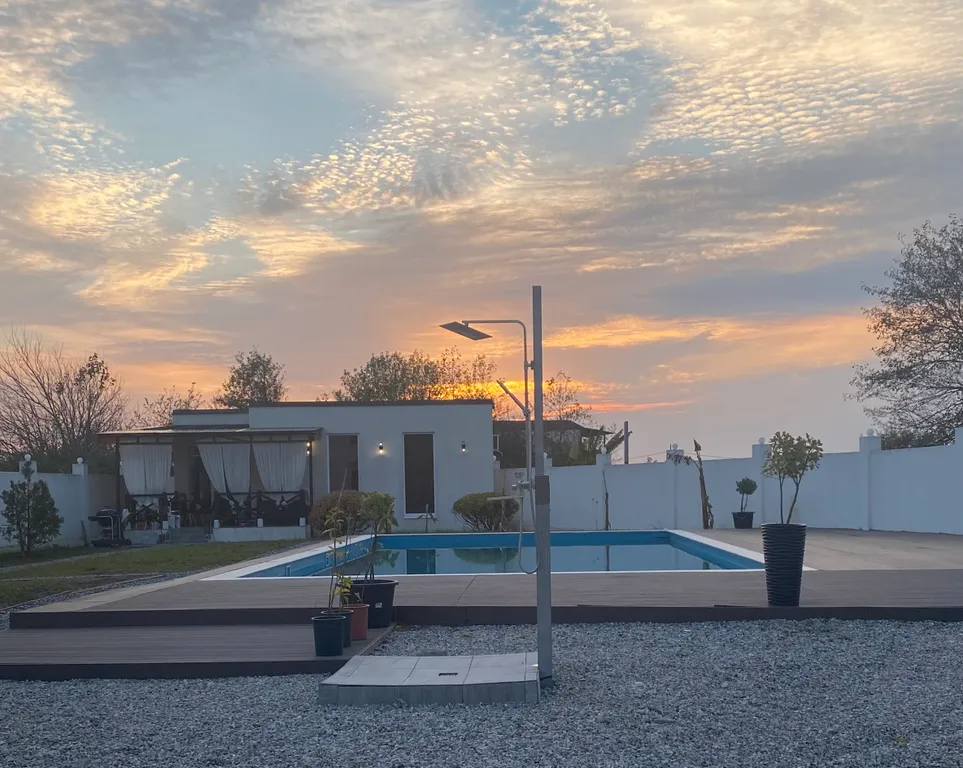 Коттедж с бассейном