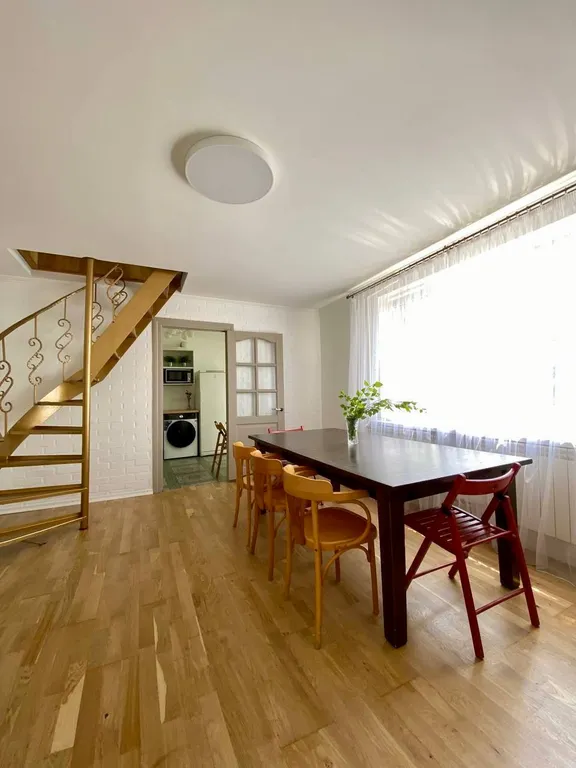 Загородный дом с садом и бассейном