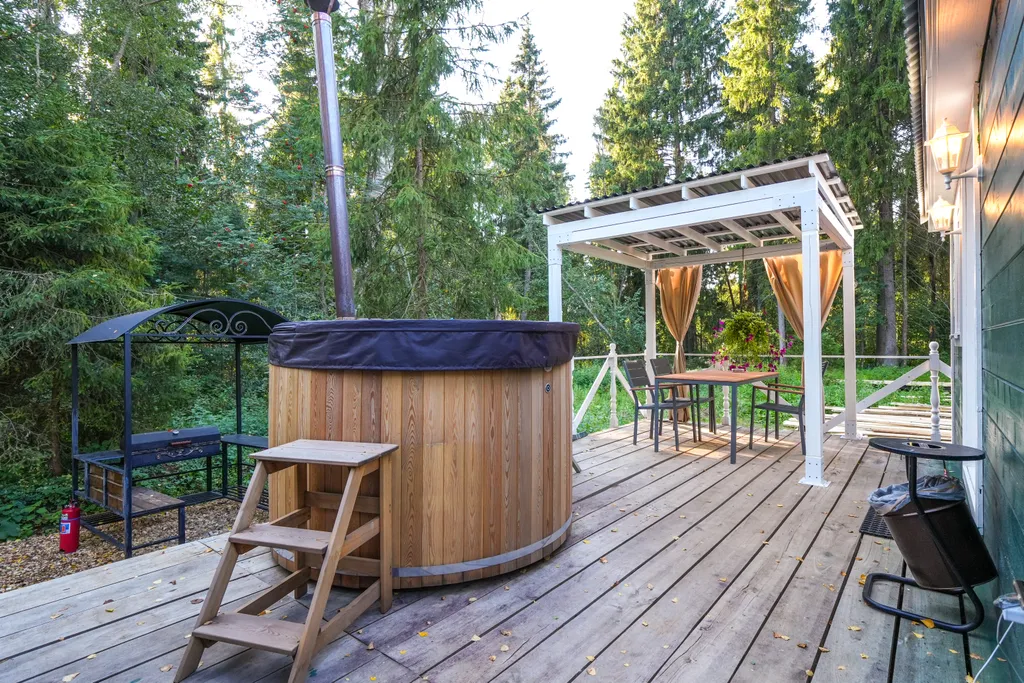 Зелёный домик в лесу на живописной улице