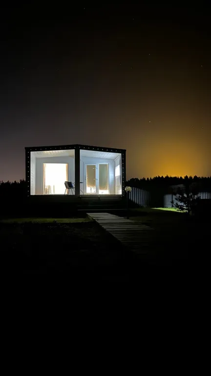 Уютный Белый дом у реки