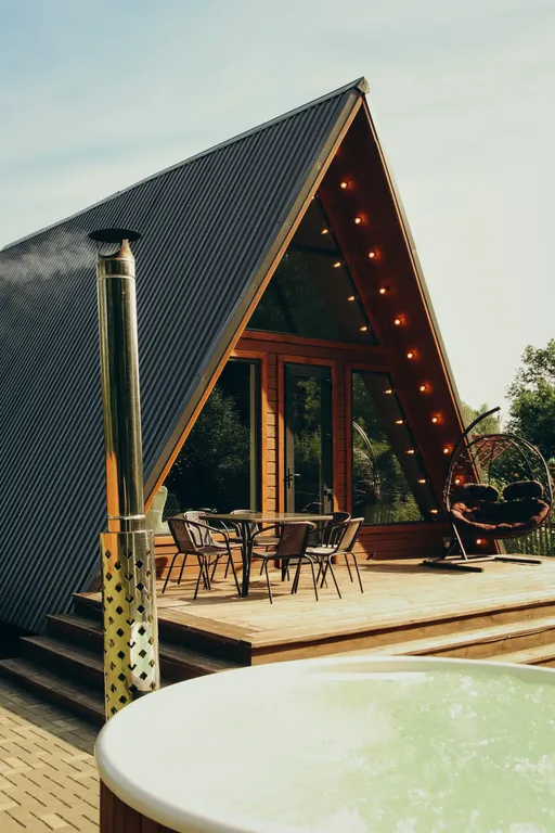 Треугольный дом на берегу озера