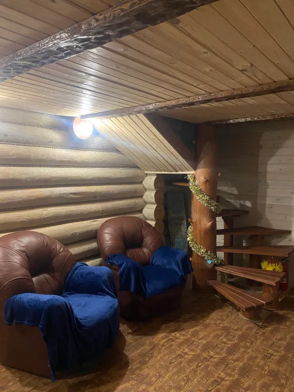 Уютный бревенчатый двухэтажный дом