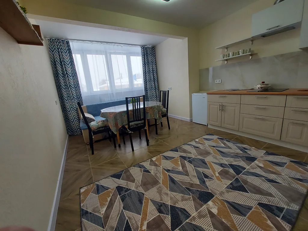 Благоустроенная двухкомнатная квартира рядом с монастырем