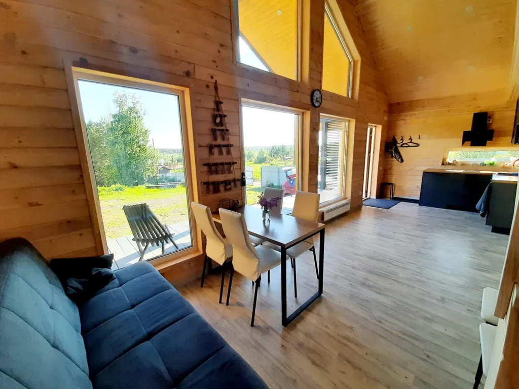 Дом с панорамными окнами и видом на озеро