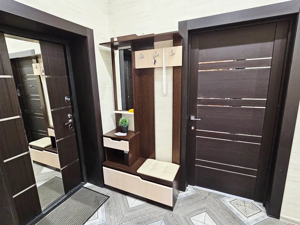 Третий дом возле главного жд вокзала и автовокзала