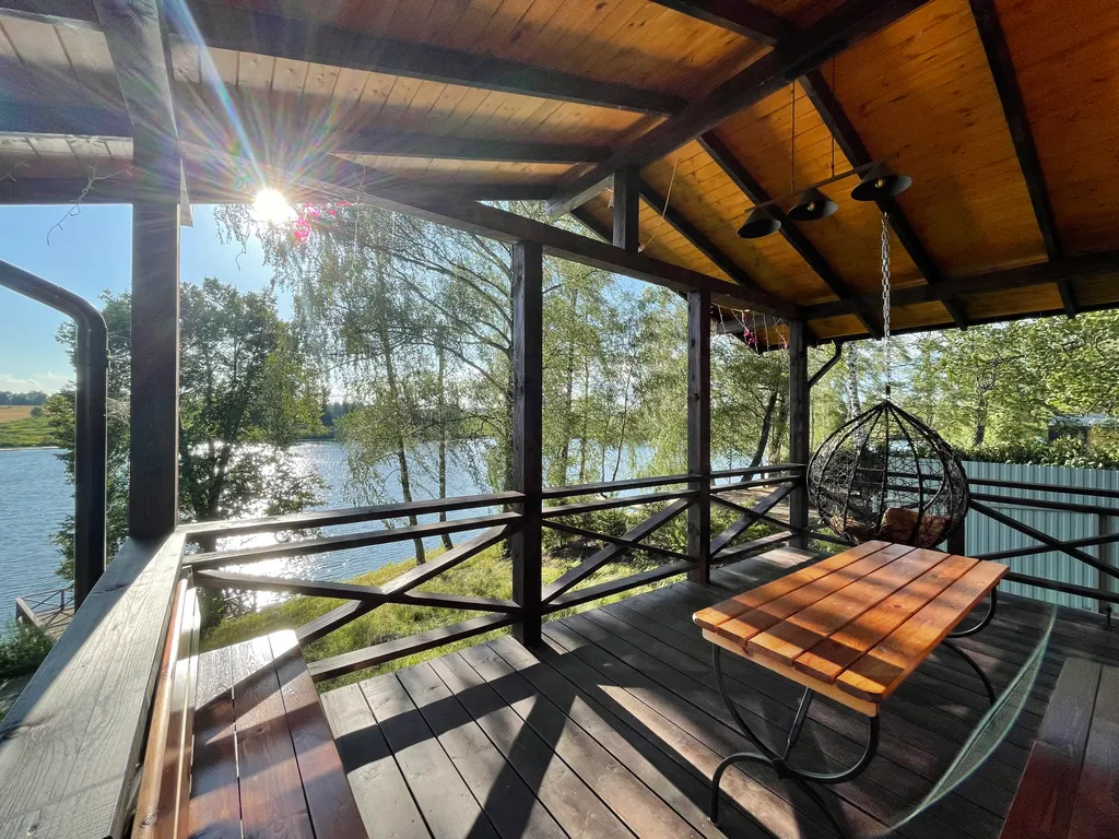 Дом на берегу озера