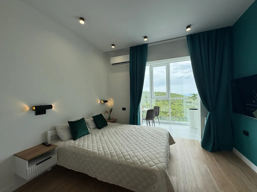 Новая студия с видом на море и дизайнерским ремонтом