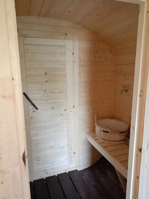 Дом Стрела на берегу водоема с баней и очагом