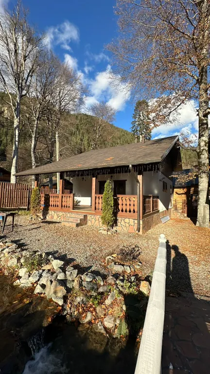 Шале с видом на горы и реку moon house arkhyz