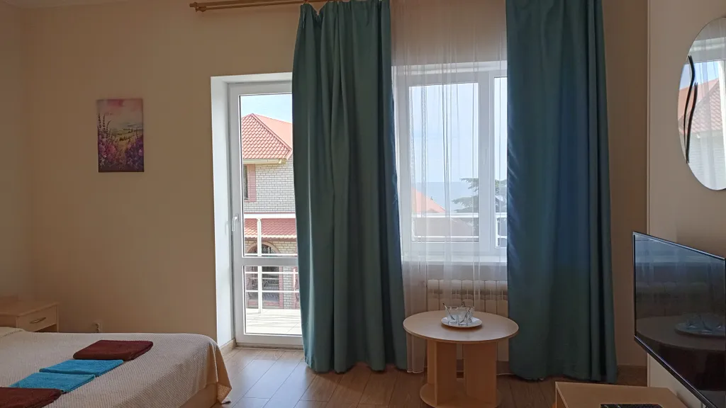 Трёхместная комната с санузлом и видом на море