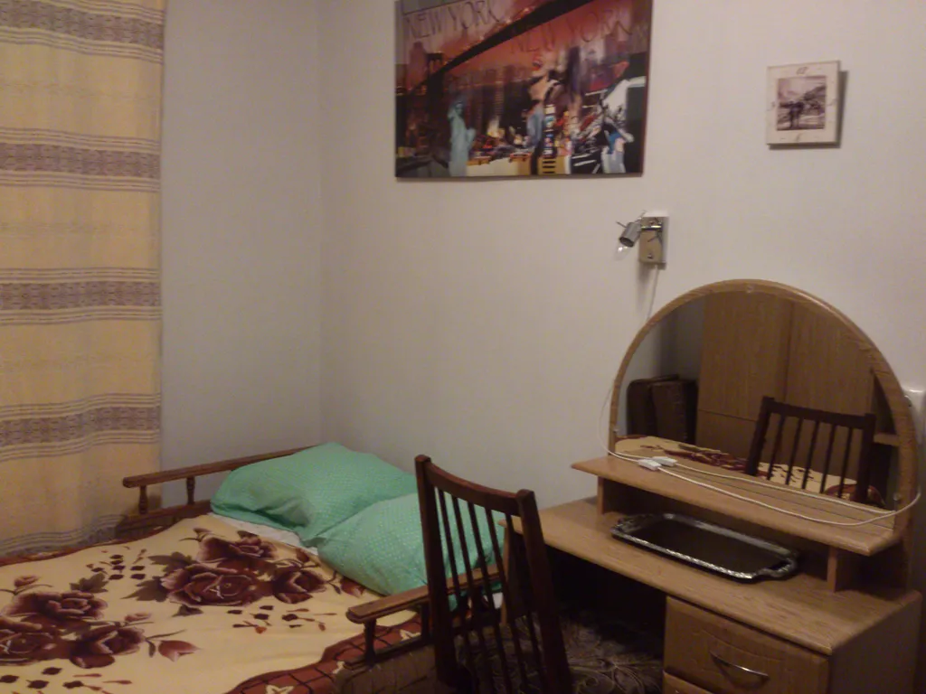 Комната с видом на осенний двор и сад