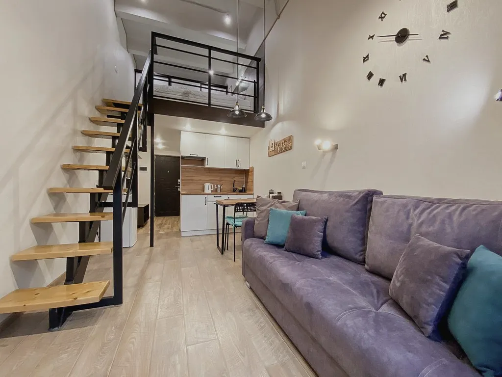 Дизайнерская двухуровневая студия с панорамными окнами