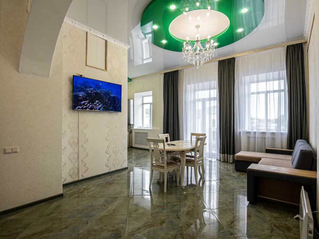 Большая квартира с видом на Крепостную стену и Успенский собор