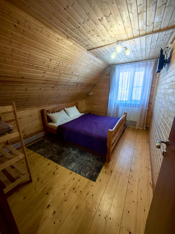 Уютный деревянный домик с видом на реку