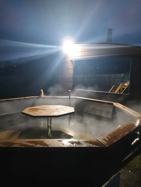 Дом, баня, чан на берегу реки Белой