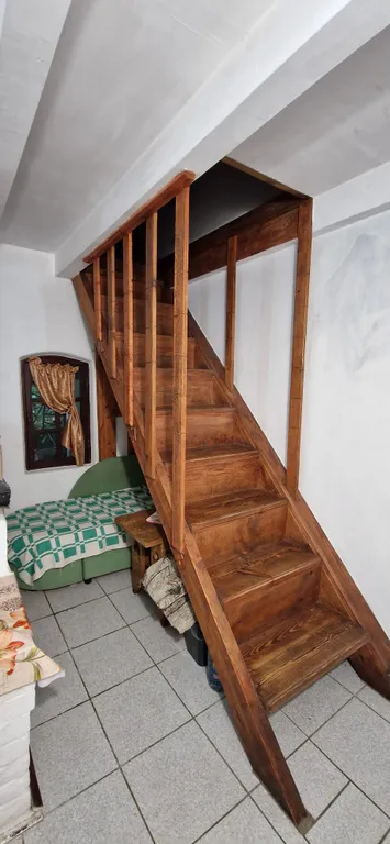 Двухэтажный дом с уютным двориком в окружении зелени