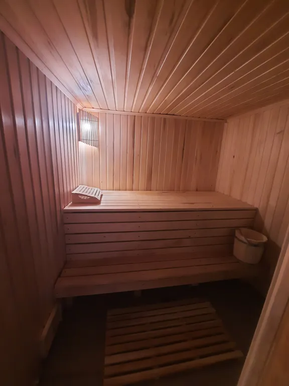 Домик на берегу Волги, на опушке леса