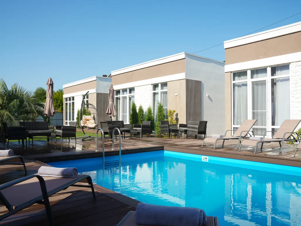 Шикарный дом с теплым бассейном и сауной