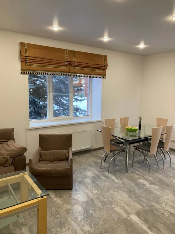 Дом в два этажа с двумя спальнями и гостиной, летний бассейн, баня