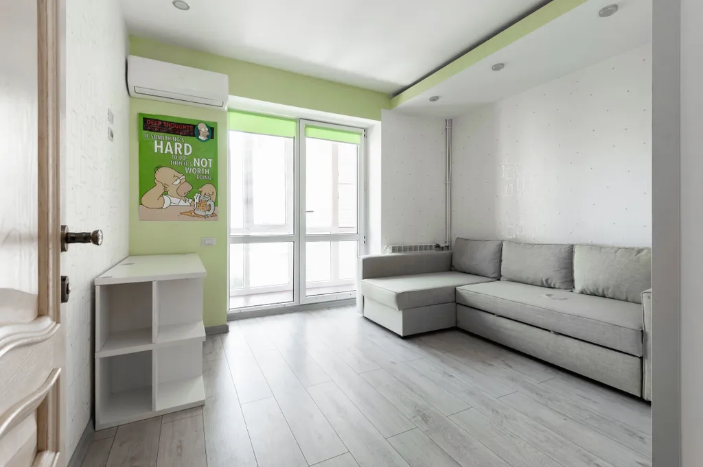 Просторная 3-кoмнатная квapтиpa с панорамными окнами в тихом центре