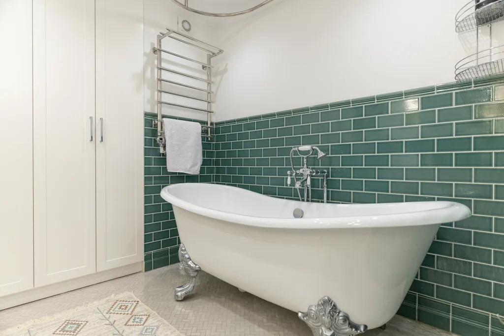 Уютная двухуровневая квартира с камином