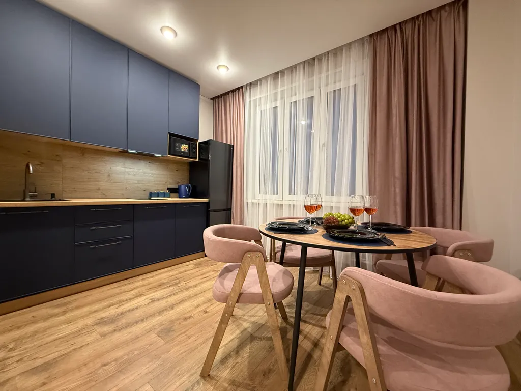 Дизайнерская квартира на берегу реки в ЖК Белые росы в Красноярске — аренда посуточно в Красноярск