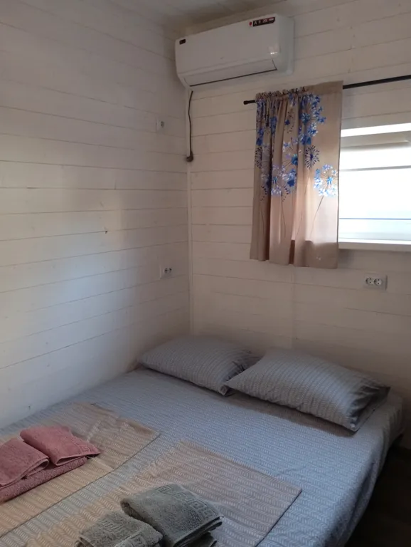 Отдельный двухкомнатный домик с кухней