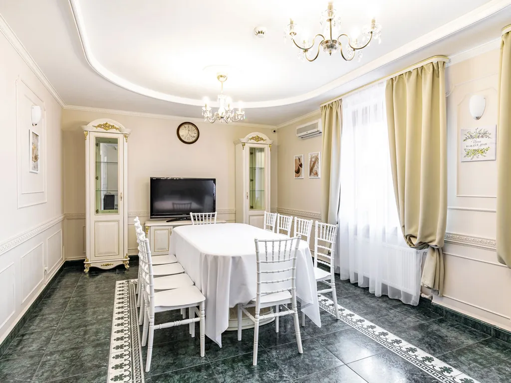 Дом с бассейнами и банкетным залом на Дмитровском шоссе