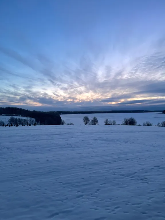 Дом с баней на берегу реки Волга с большой территорией