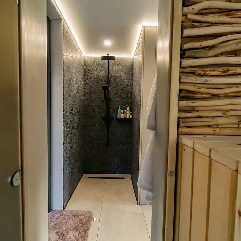 Домик в Соснах с баней и горячими ваннами Cube с баней