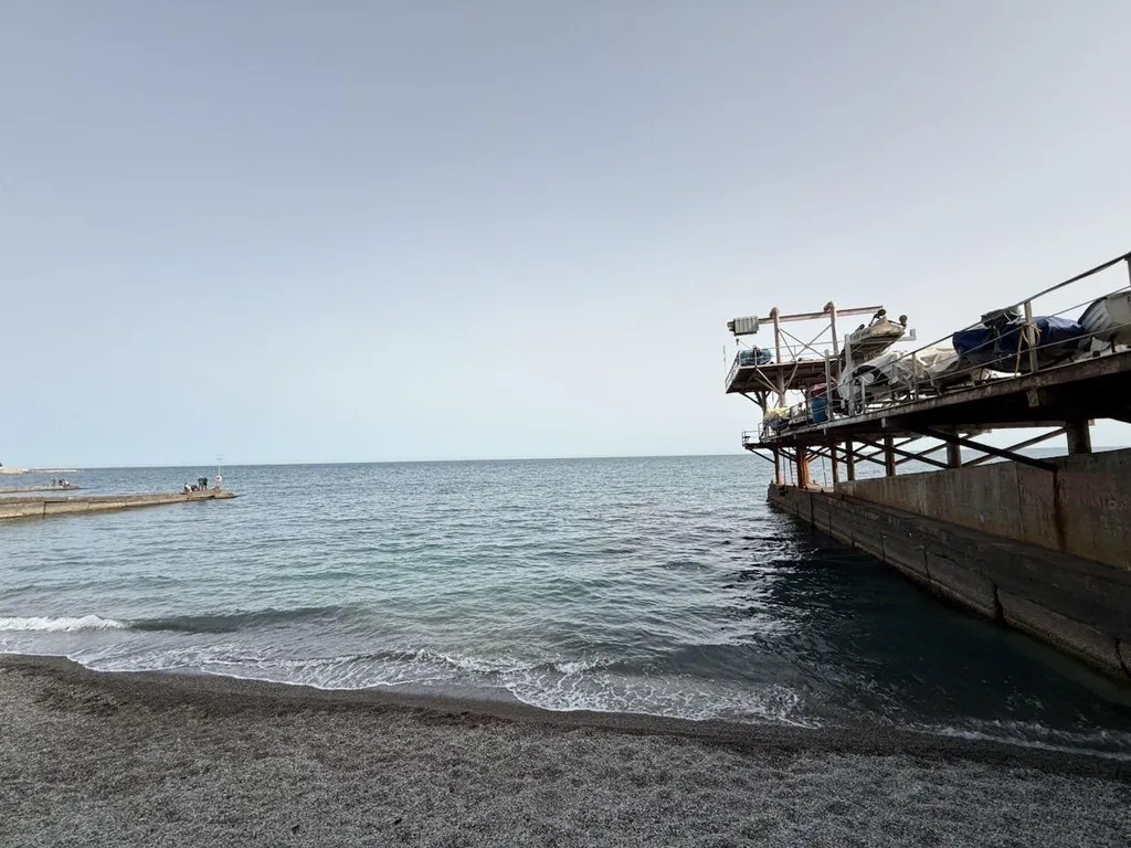 Студия с балконом зоной барбекю у моря