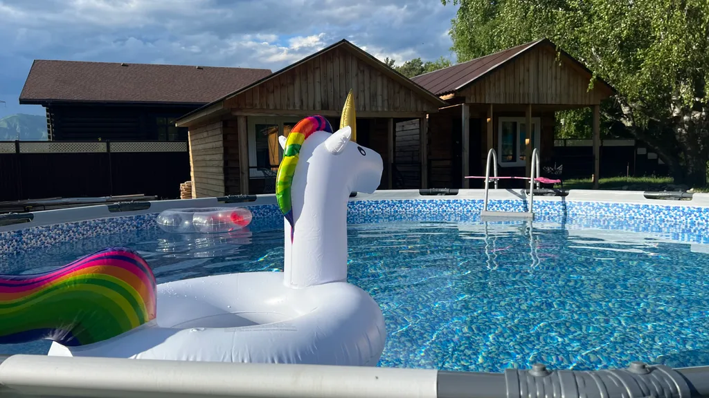 Уютный домик на берегу Катуни с видом на реку