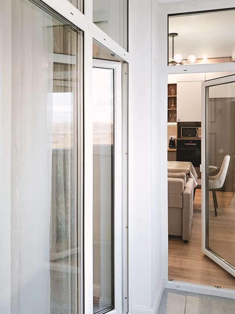 балкон и вход на кухню  балкон и вход на кухню