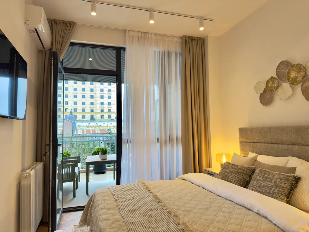 Persimmon, europe square - historic city center