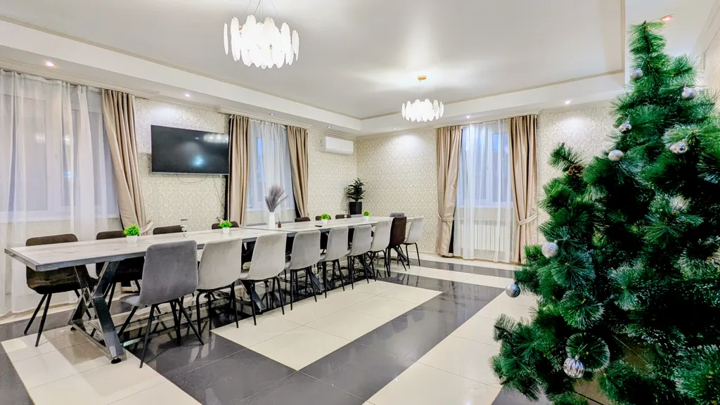 Дом с большой и крытой беседкой и с сауной