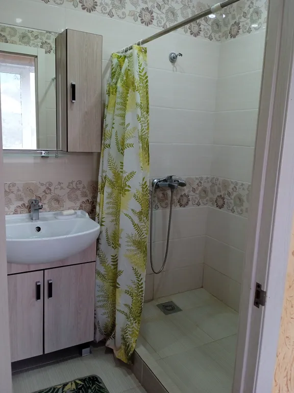 Уютный домик у реки с видом на горы