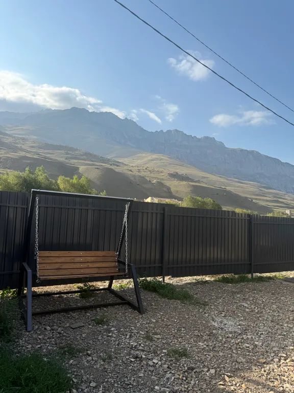 Уютный домик у реки для семейного отдыха